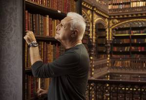 O ator Antonio Fagundes escolhe um livro no Real Gabinete Português de Leitura, no Rio Foto: Leo Martins / Agência O Globo