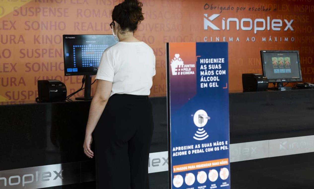 Na rede Kinoplex, bilheterias se transformaram em terminais de autoatendimento para compra de ingressos individualizada Foto: Leo Martins / Agência O Globo