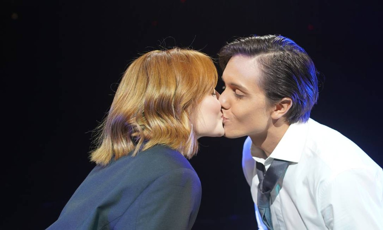 Larissa Manoela e Leo Cidade se beijam em cena da peça 'Os últimos cinco anos' Foto: Bernardo Jaloto / Divulgação