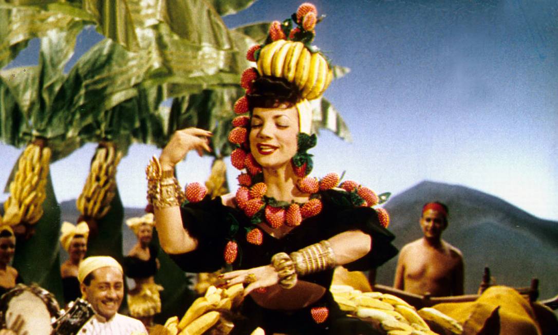 Cena do documentário 'Carmen Miranda - Banana is my business' (1995), de Helena Solberg; na foto, a atriz e cantora aparece em cena do longa 'The gang's all here' (1943) Foto: Divulgação
