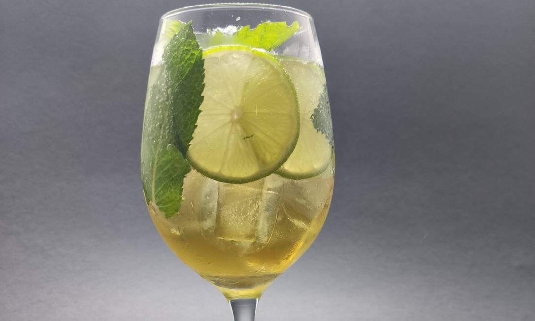 O drink Hugo, com espumante e hortelã: receita do Bobô Bar Foto: Divulgação