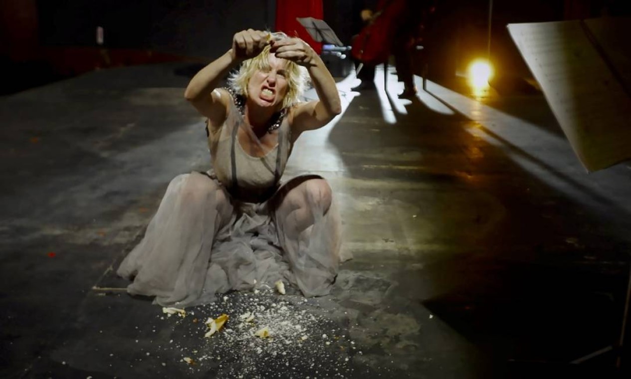 A atriz e cantora Gabriela Geluda em cena da ópera autoficcional 'Na boca do cão' Foto: Divulgação