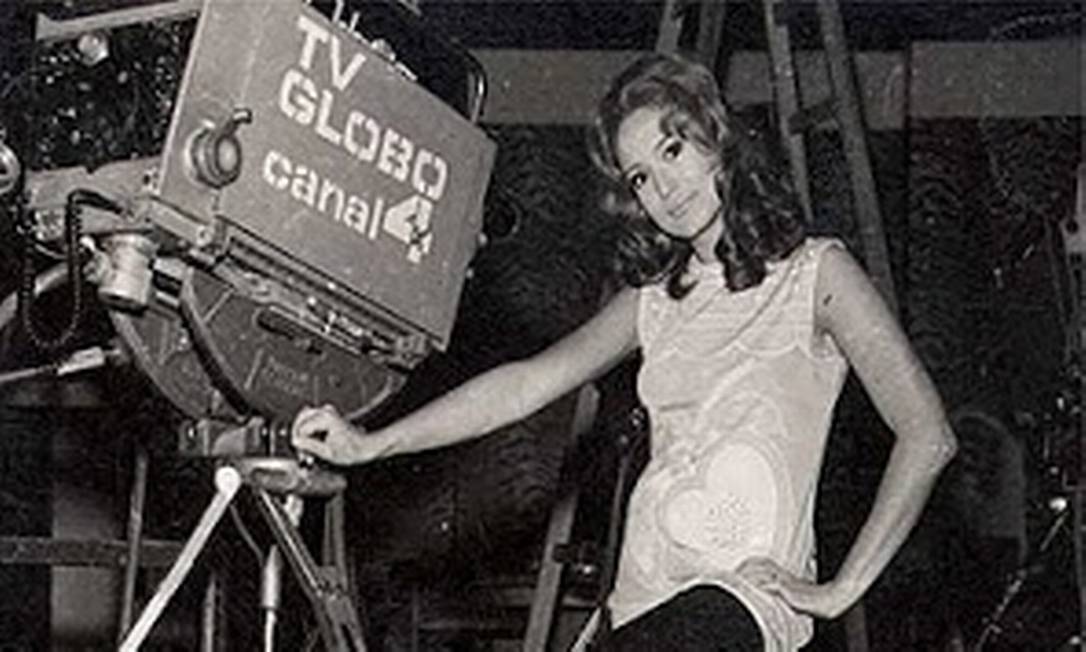 Susana Vieira entre as câmeras de TV, nos bastidores da Globo, na década de 1970; antes, a atriz havia trabalhado em novelas da TV Tupi, da TV Excelsior e da Record Foto: Arquivo