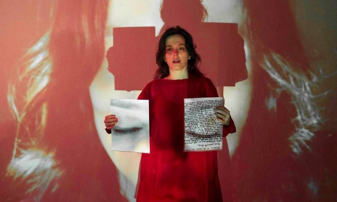 A atriz Sara Antunes em cena da peça 'Dora', sobre guerrilheira que lutou contra ditadura militar Foto: Alessandra Nhovais / Divulgação