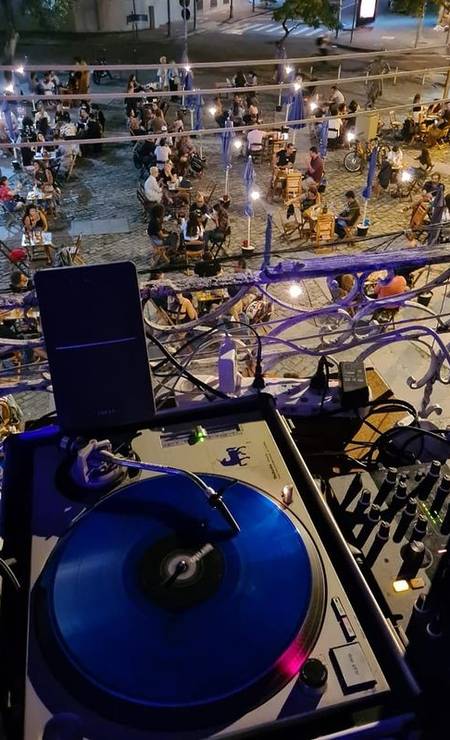 Apresentações musicais gratuitas acontecem na sacada do sobrado onde funciona o Bafo da Prainha. Foto: Divulgação