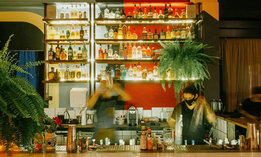 Barman prepara drinque no Meza Bar Foto: Divulgação