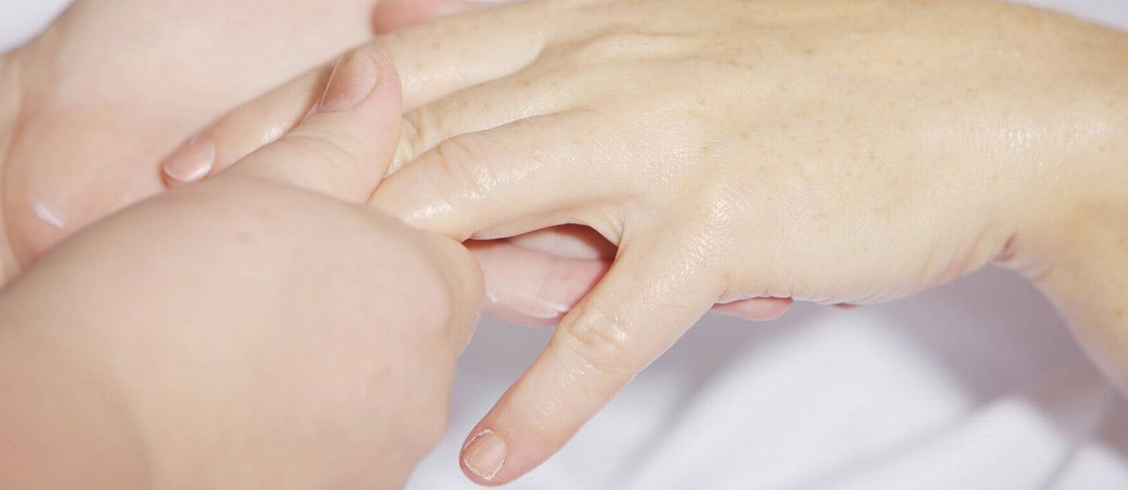 Os sintomas da dermatite também aparecem nas extremidades, como mãos e pés Foto: Pixabay/Pixabay