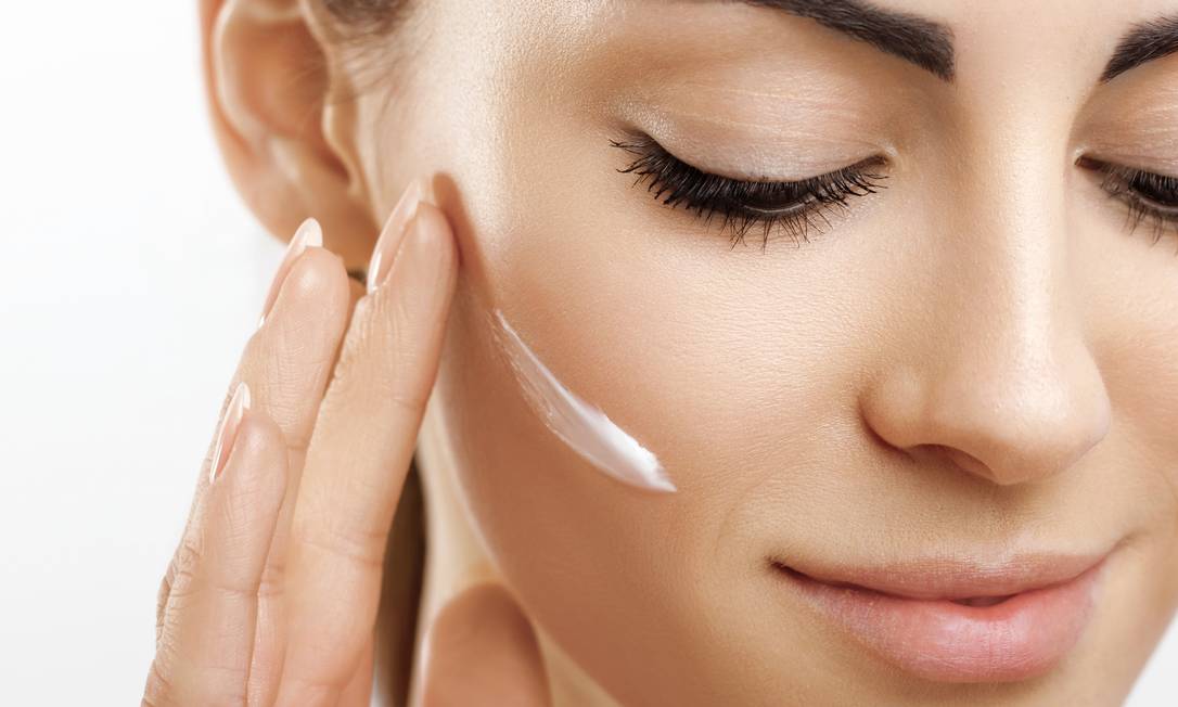 É importante limpar e hidratar bem a pele antes de aplicar a maquiagem Foto: Shutterstock / Shutterstock
