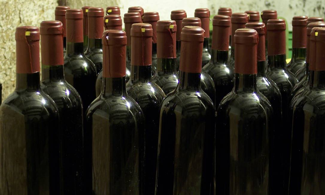 Pesquisa sugere que beber uma garrafa de vinho por dia não faz mal para a saúde Foto: StockPhoto
