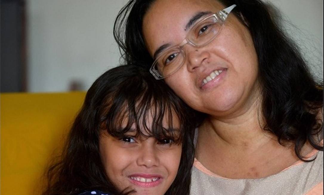 Márcia Cristina e sua filha são portadoras de epidermólise bolhosa Foto: José Pedro Monteiro / O Globo