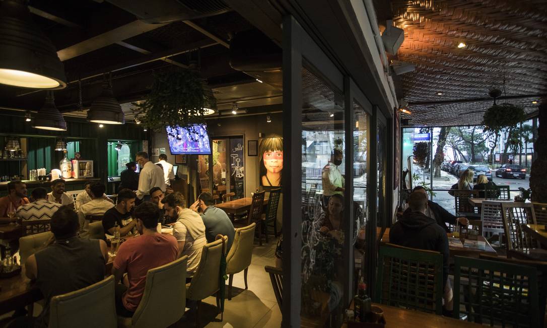 Serviço de bares e restaurantes foi retomado sem restrições em cidade como São Paulo e Rio (12-08-2021). Foto: Guito Moreto / Agência O Globo
