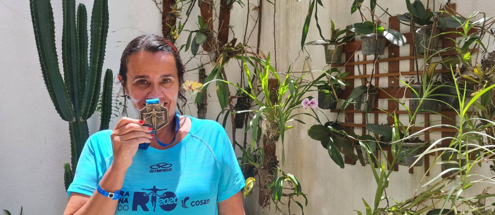 A repórter especial do GLOBO Ana Lucia Azevedo exibe, orgulhosa, sua medalha de participação na Maratona do Rio Foto: Agência O Globo/16-11-2021
