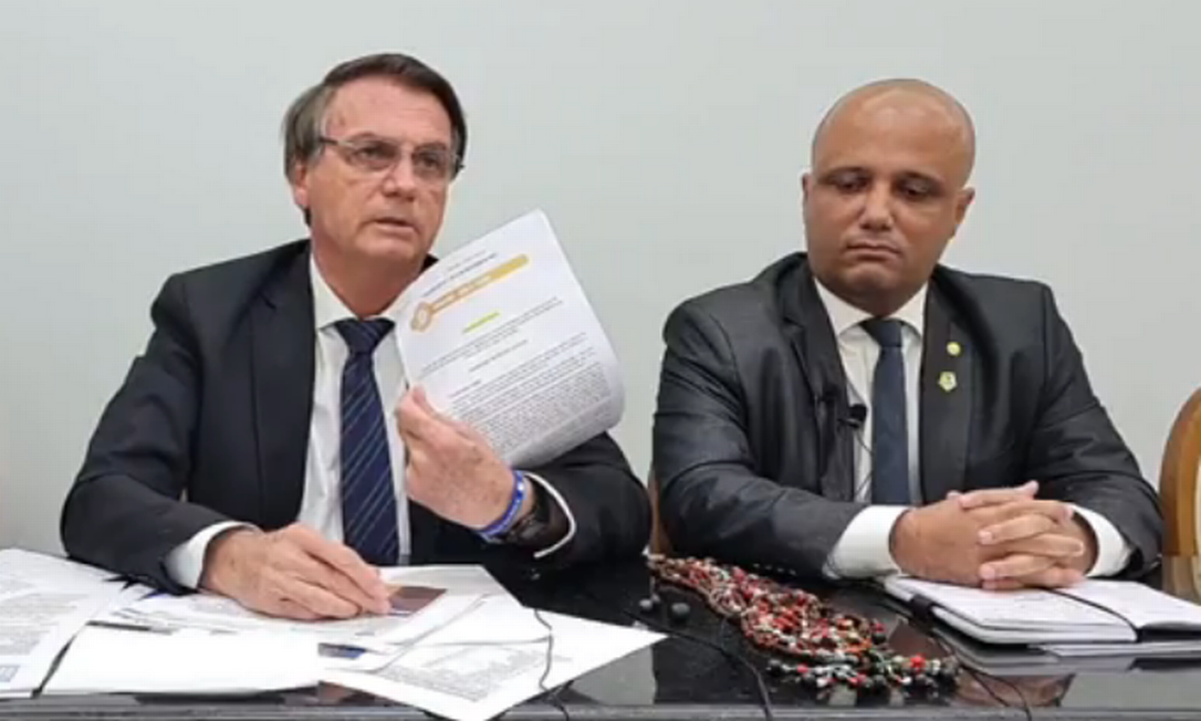 O presidente Jair Bolsonaro, durante transmissão nas suas redes sociais. Ao seu lado, o deputado federal Victor Hugo Foto: Reprodução