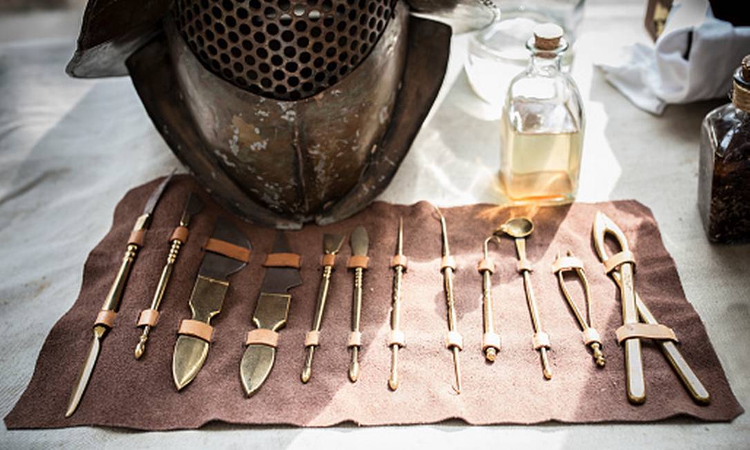 Instrumentos cirúrgicos na Roma Antiga para tratamento de gladiadores. Foto: WH_Pics / Banco de inagens / Unsplash