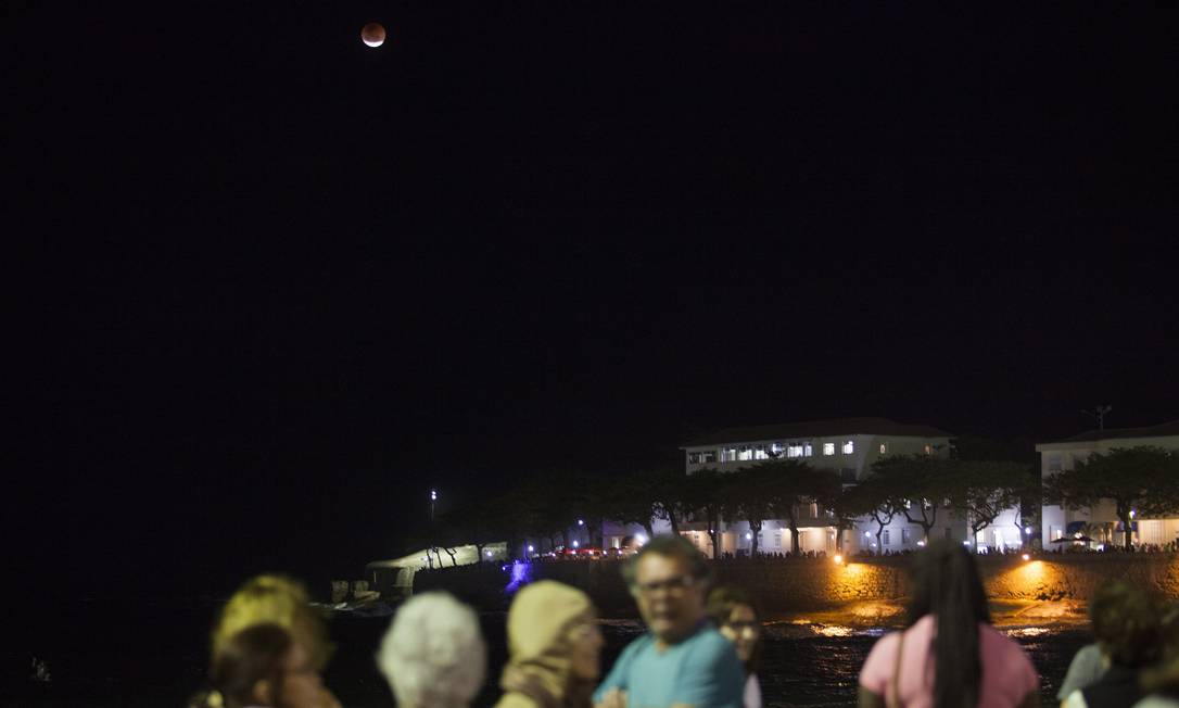 O eclipse visto acima do Forte de Copacabana Foto: Gabriel Monteiro / Agência O Globo