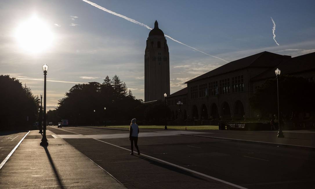 Rua central da Universidade de Stanford, no Norte da Califórnia, às moscas Foto: Philip Pacheco / AFP