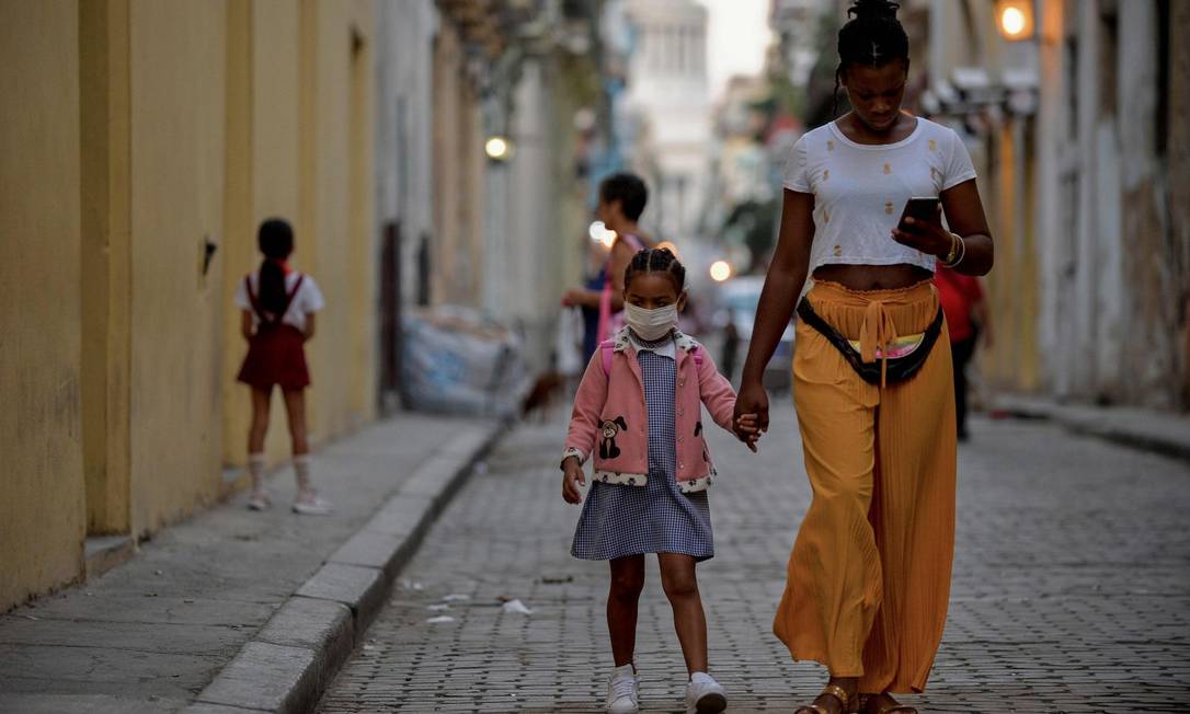Uma menina com máscara de proteção contra coronavírus em Havana Foto: YAMIL LAGE / AFP