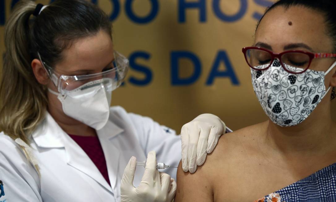 Enfermeira aplica vacina chinesa contra a Covid-19 em voluntária em Porto Alegre. Foto: Diego Vara / Reuters