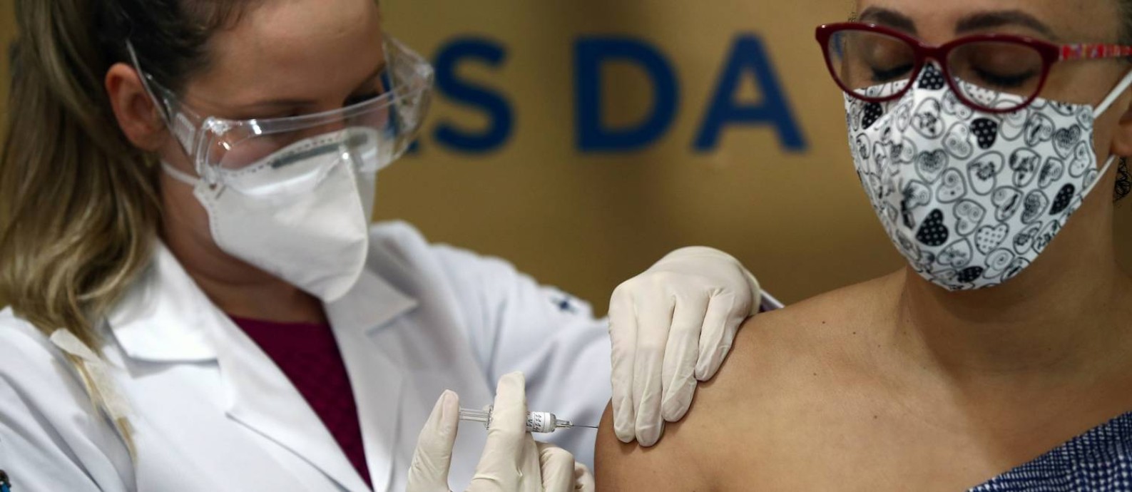 Enfermeira aplica vacina chinesa contra a Covid-19 em voluntária em Porto Alegre. Foto: Diego Vara / Reuters