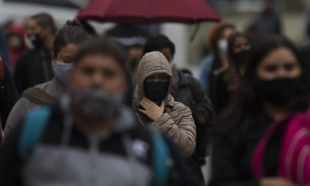 Pedestres caminham no centro de SP: estado vive retomada de atividades na pandemia. Foto: Edilson Dantas / Agência O Globo