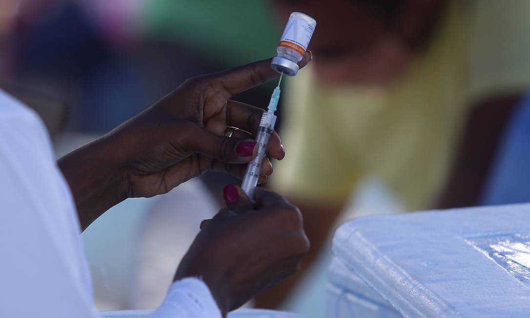 Vacinação de pessoas com comorbidades é uma das etapas do plano nacional em curso Foto: Fabiano Rocha / Agência O Globo