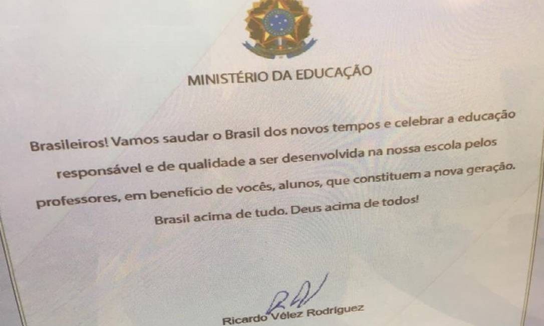 Ministro da Educação pede que diretores de escolas toquem hino para alunos e gravem