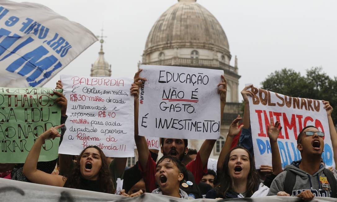 Justiça manda MEC suspender cortes em universidades federais